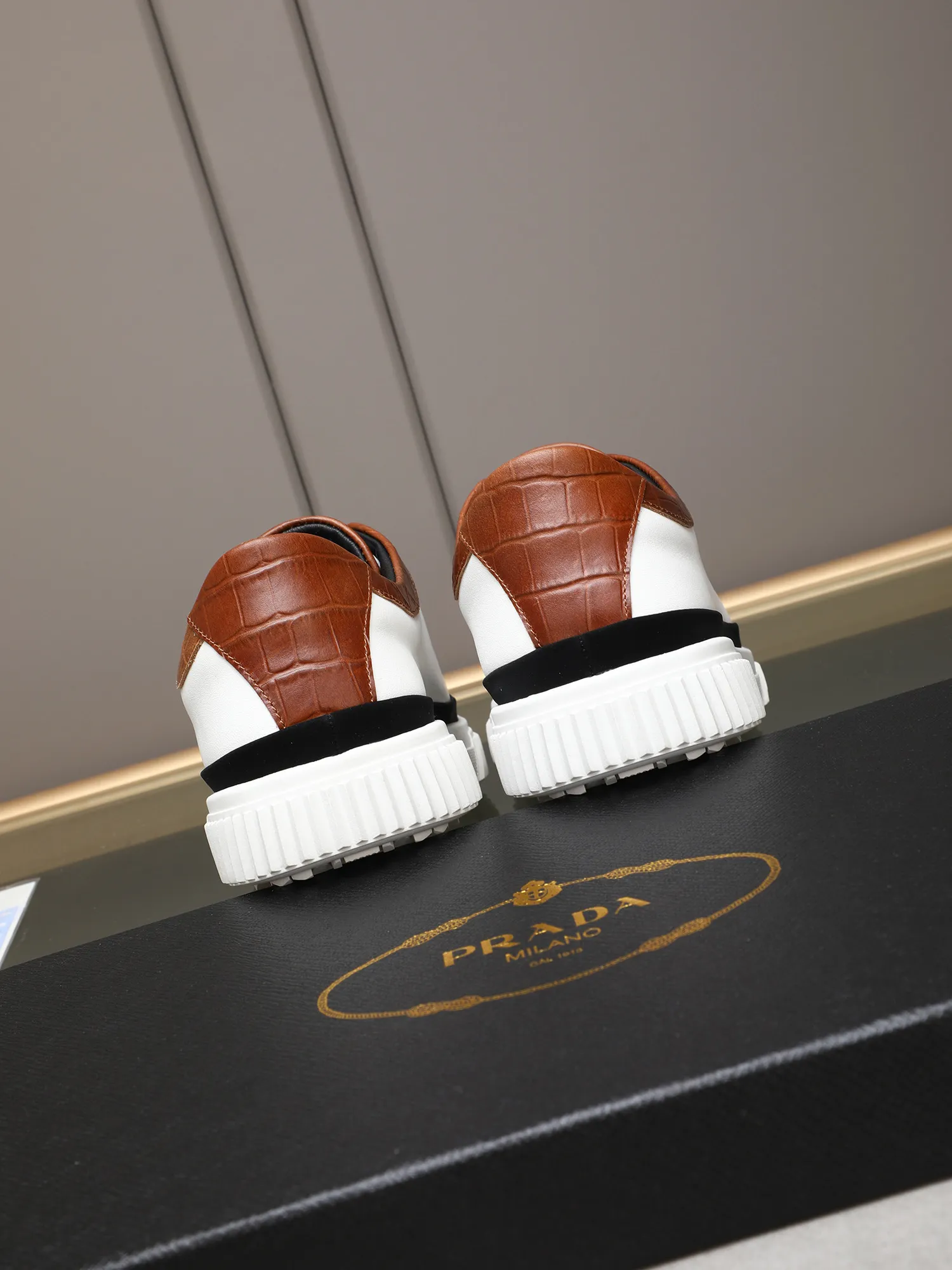 Men's shoes💰420💰 Brand: PRADA (Prada) Standard code: Men's code 38–44 (45 can be customized) Material: Original cowhide, breathable sheep lining Special outsole Style category: Men's fashionable casual sneakers Low-key luxury! Color: actual picture color